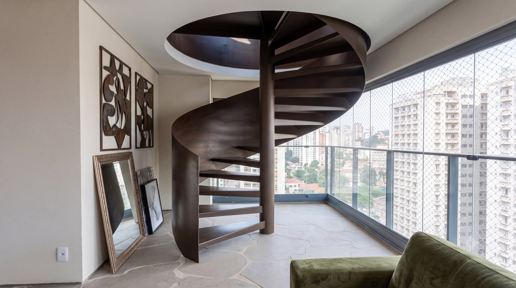 Escada helicoidal sob medida em empreendimento residencial