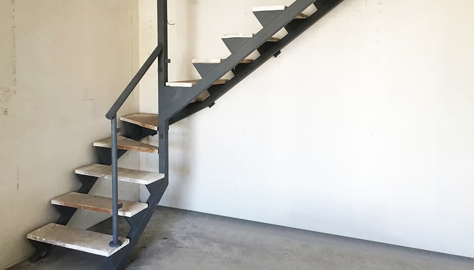 Roteiro construtora - soluções: Escada com degraus provisórios